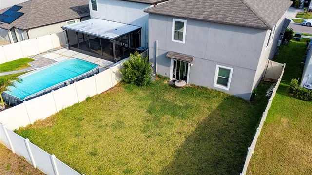 a view of an house with backyard
