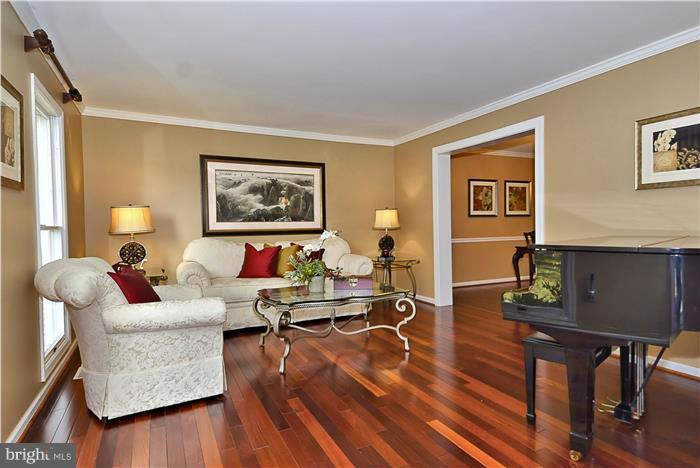 2406 Henslowe Drive Potomac, MD 20854 - Photo 3 of 25 Living Room