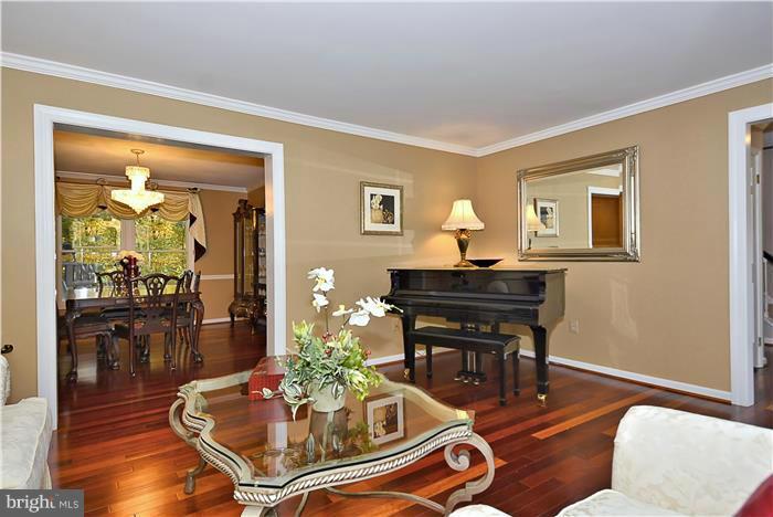 2406 Henslowe Drive Potomac, MD 20854 - Photo 4 of 25 Living Room