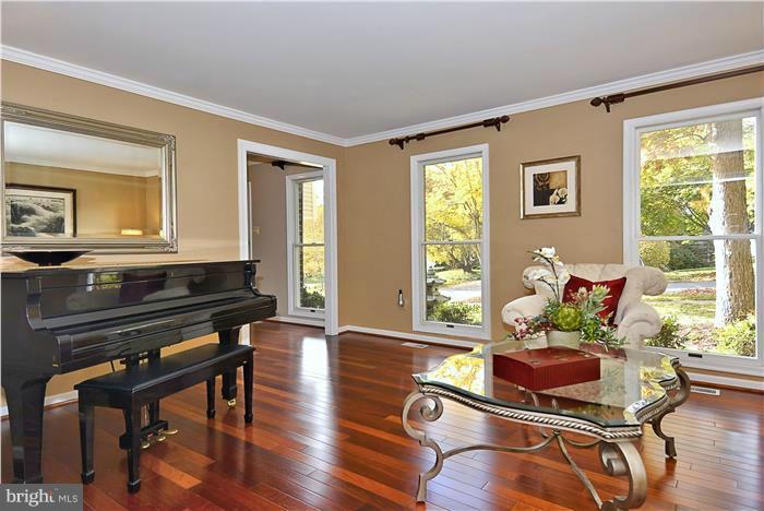 2406 Henslowe Drive Potomac, MD 20854 - Photo 5 of 25 Living Room