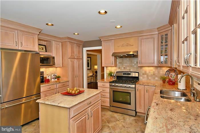 2406 Henslowe Drive Potomac, MD 20854 - Photo 8 of 25 Kitchen
