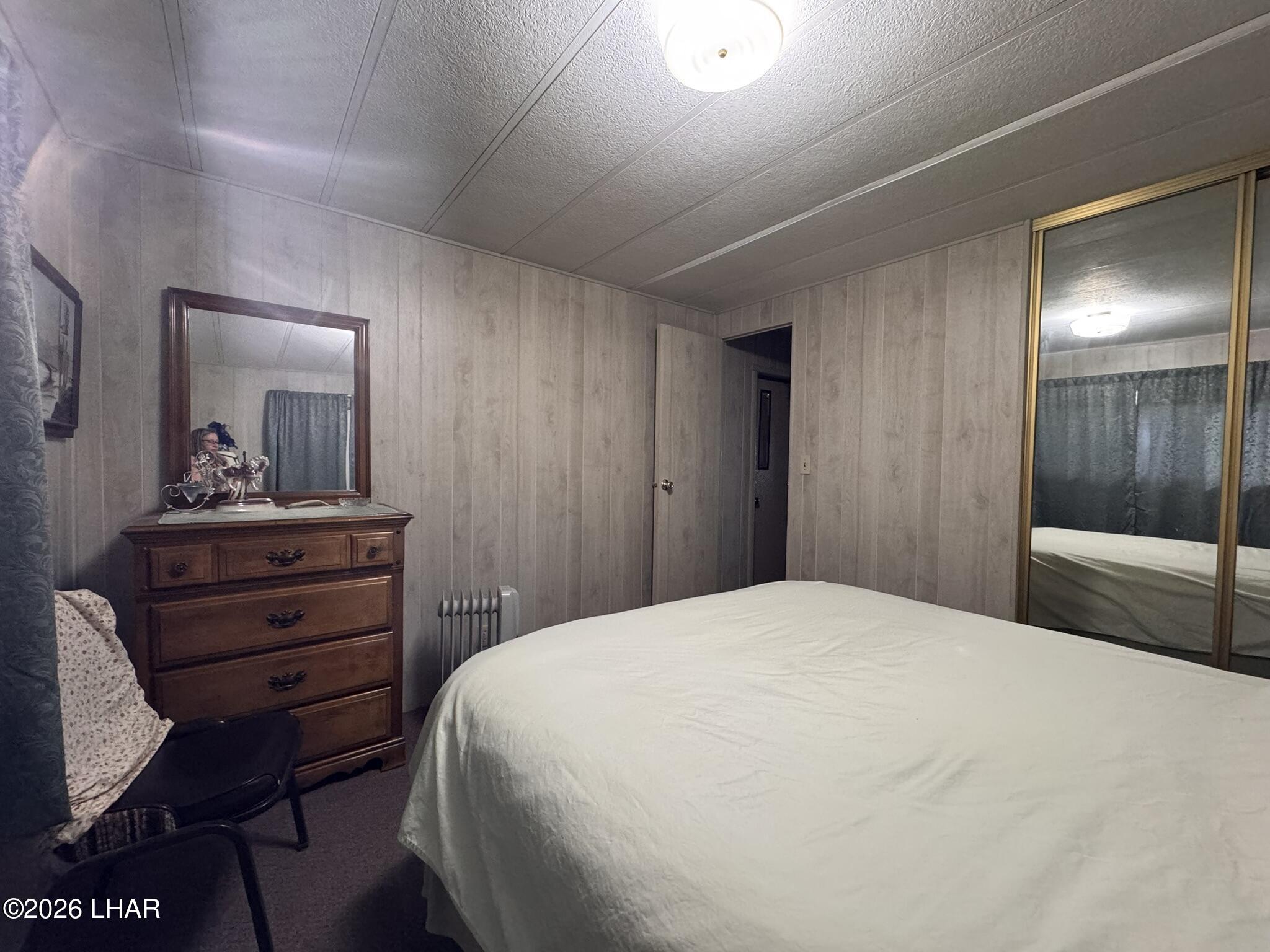 587 West Pyramid Street Quartzsite, AZ 85346 - Photo 14 of 46 a bedroom with a bed and a mirror