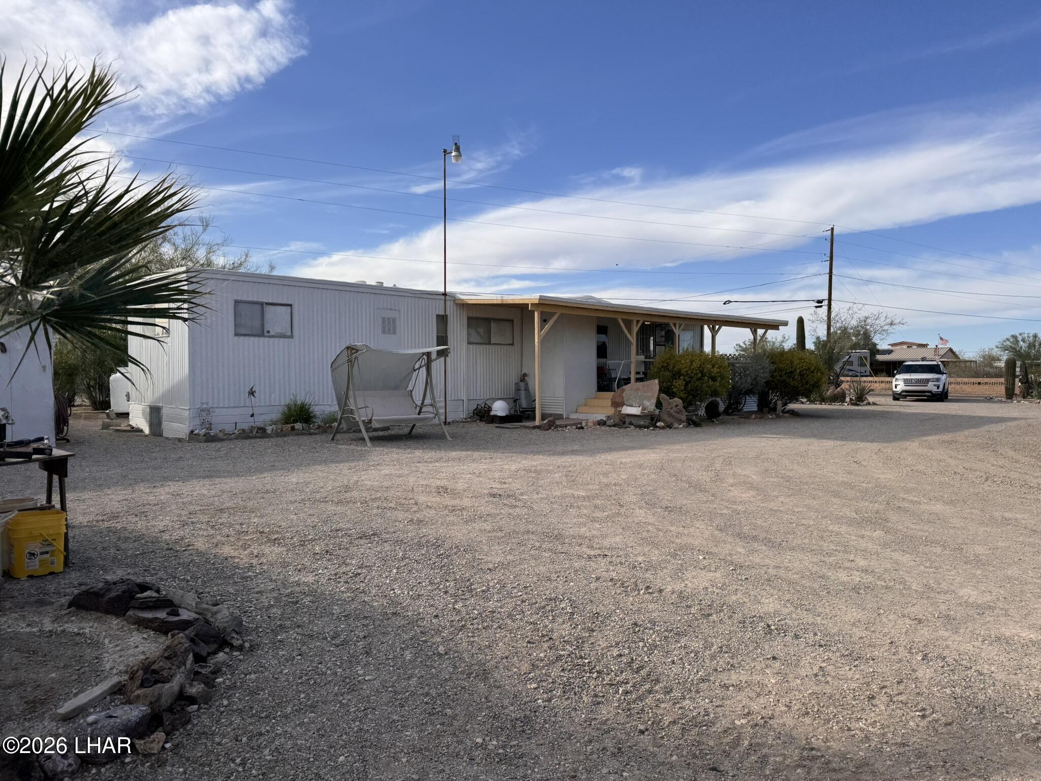 587 West Pyramid Street Quartzsite, AZ 85346 - Photo 22 of 46 a view of a car garage