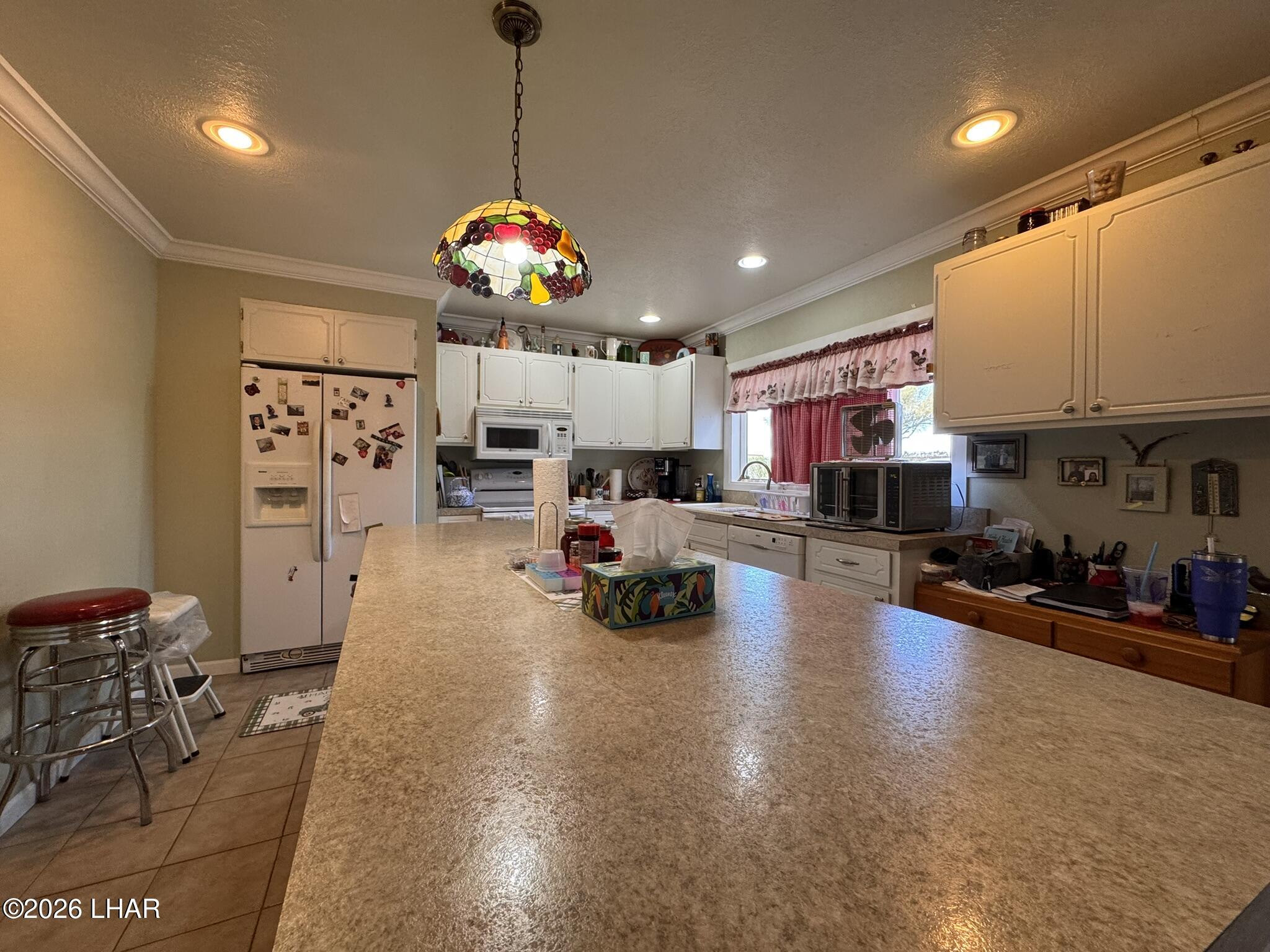 587 West Pyramid Street Quartzsite, AZ 85346 - Photo 24 of 46 a group of people sitting in a living room