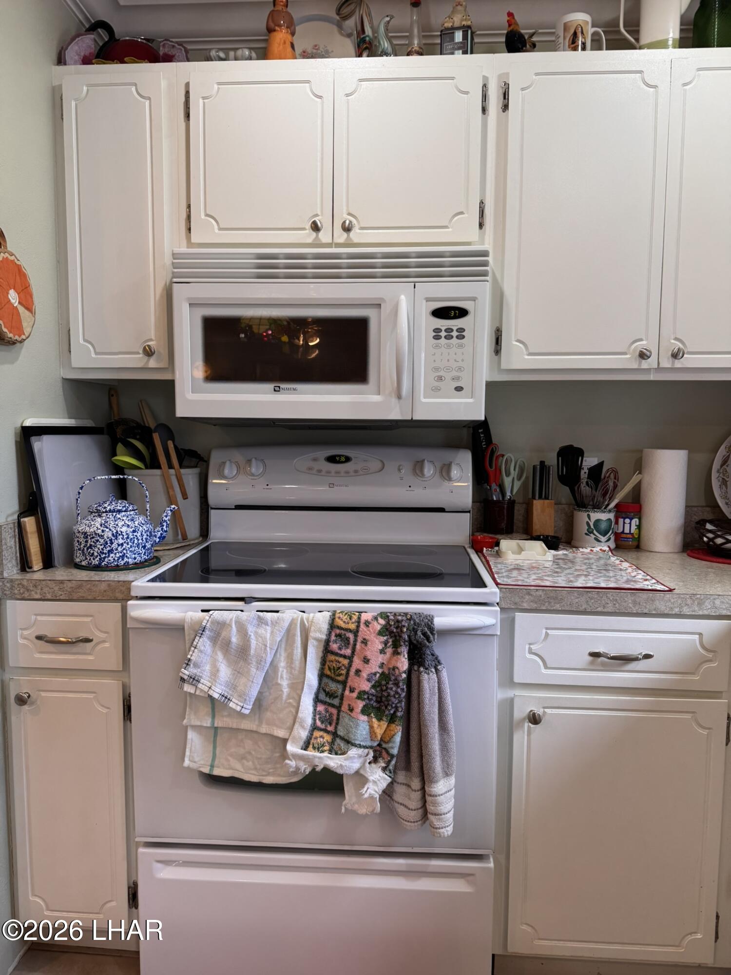 587 West Pyramid Street Quartzsite, AZ 85346 - Photo 31 of 46 a stove top oven sitting inside of a kitchen