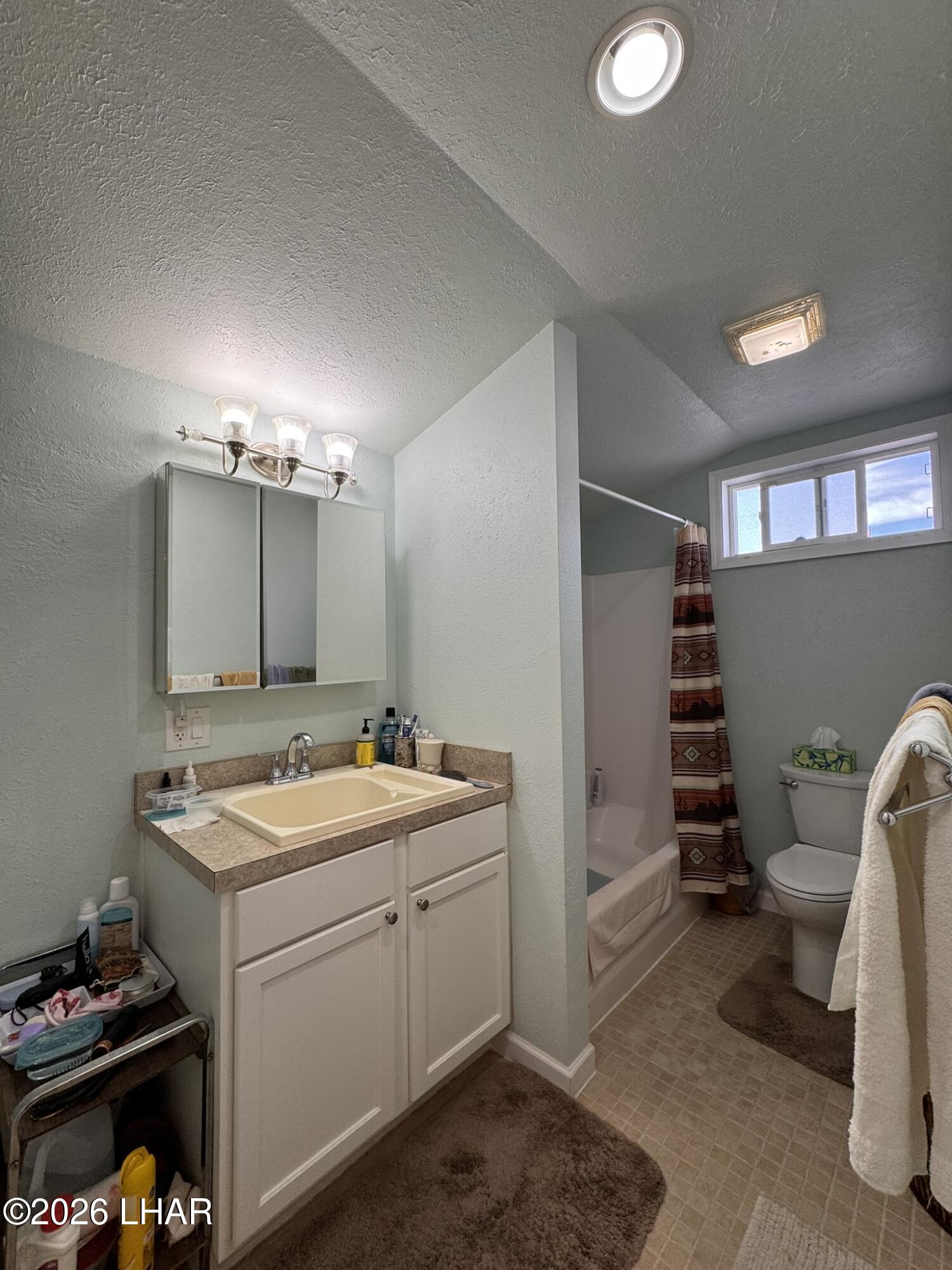 587 West Pyramid Street Quartzsite, AZ 85346 - Photo 33 of 46 a bathroom with a sink and a mirror