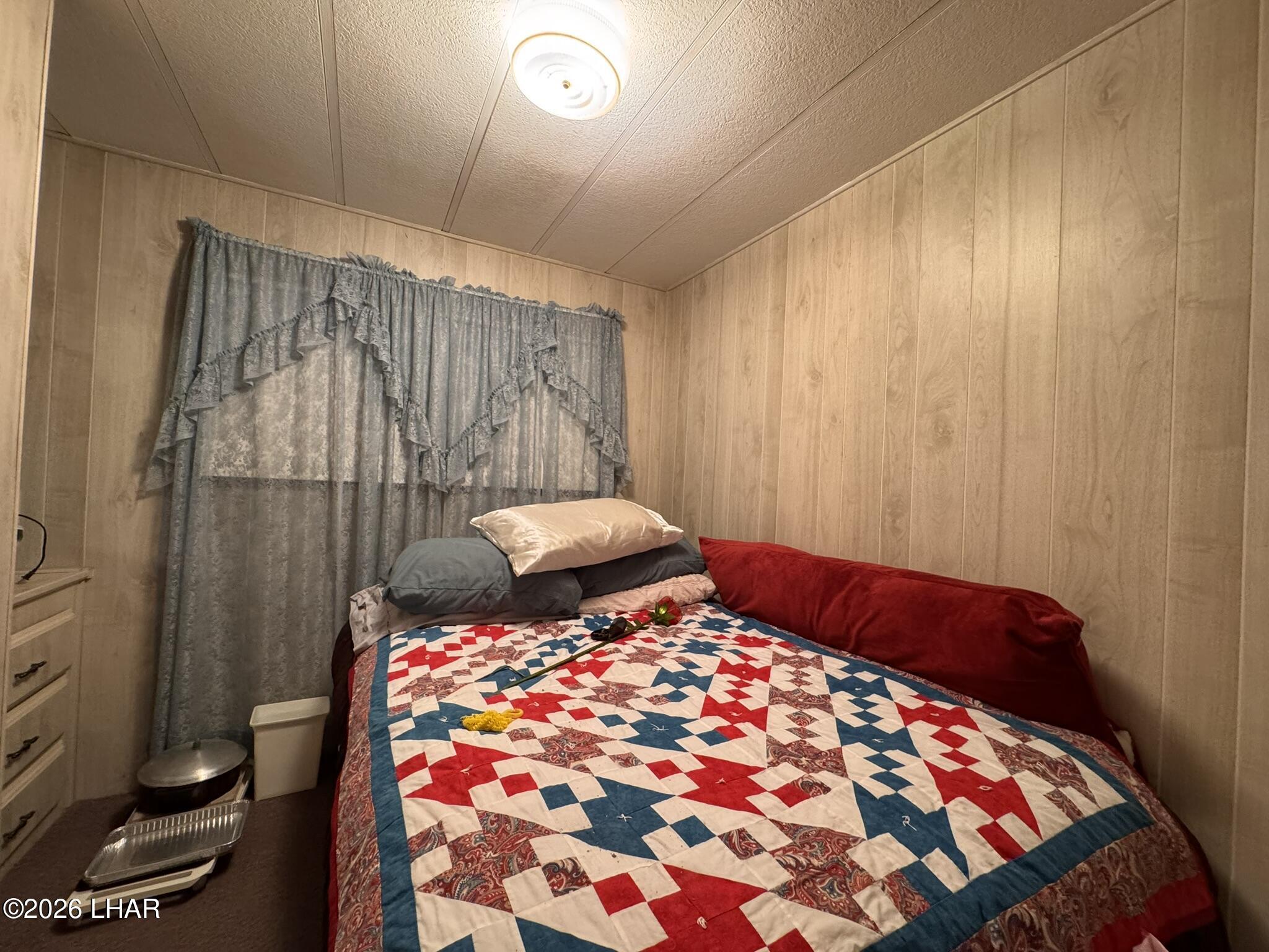 587 West Pyramid Street Quartzsite, AZ 85346 - Photo 8 of 46 a bedroom with a bed and a cabinets