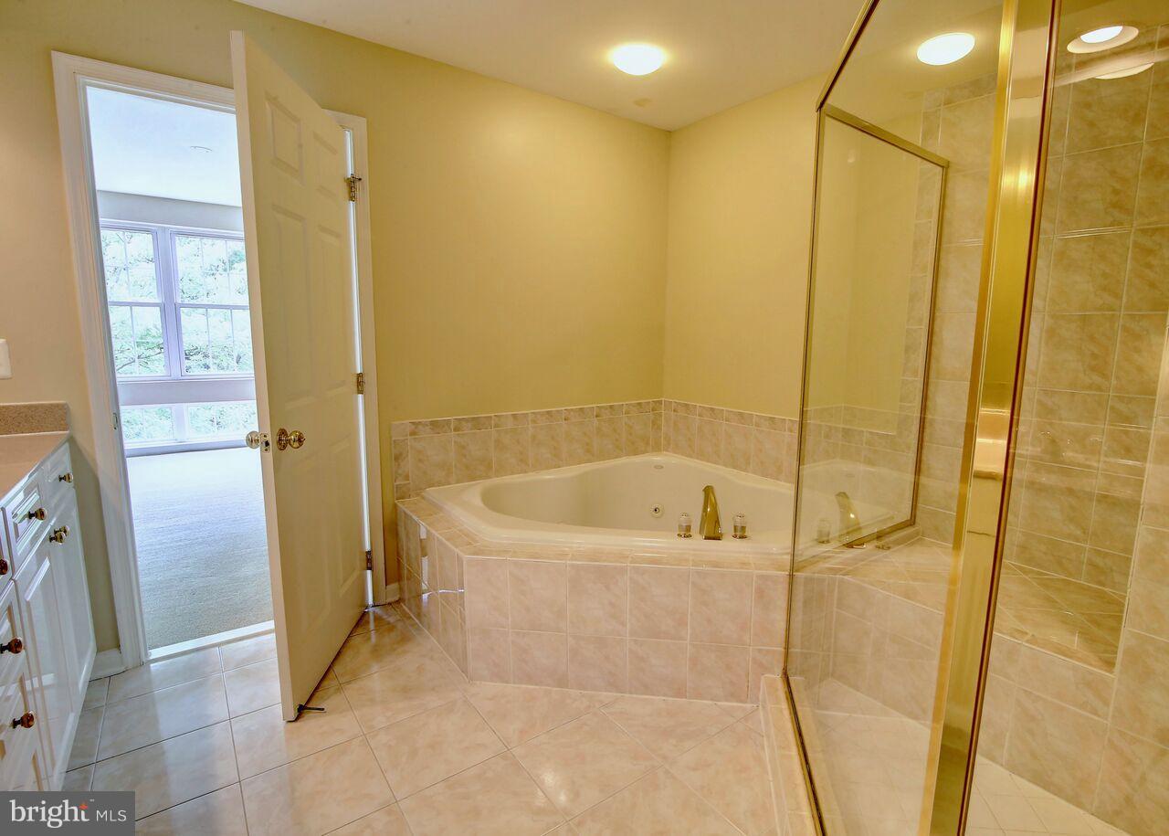 12070 Kinsley Place Reston, VA 20190 - Photo 15 of 28 Master Bathroom
