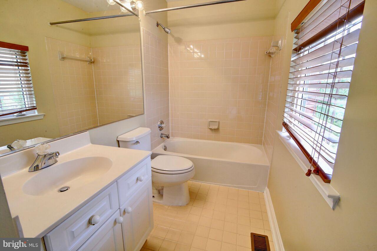 12070 Kinsley Place Reston, VA 20190 - Photo 19 of 28 2nd full Bath