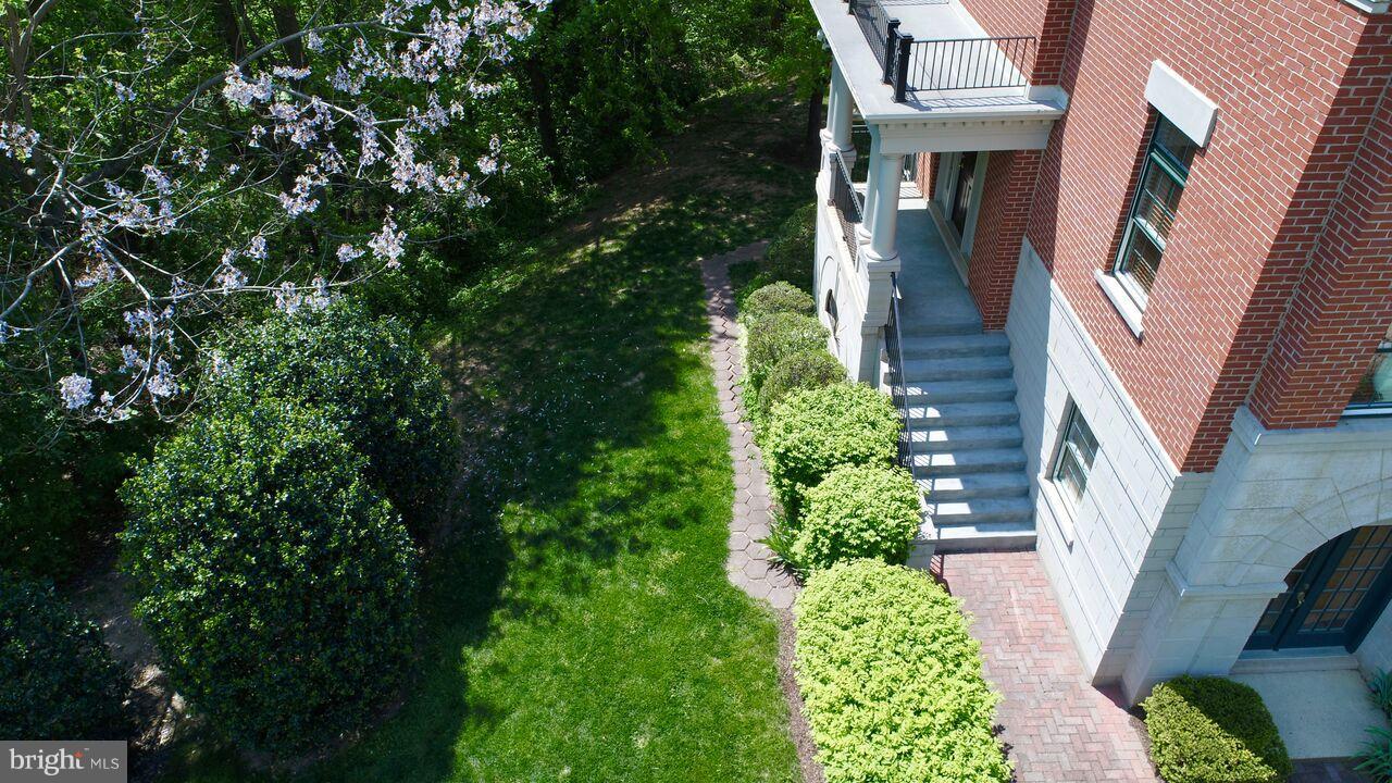 12070 Kinsley Place Reston, VA 20190 - Photo 3 of 28 Exterior (General) - nice side lawn!