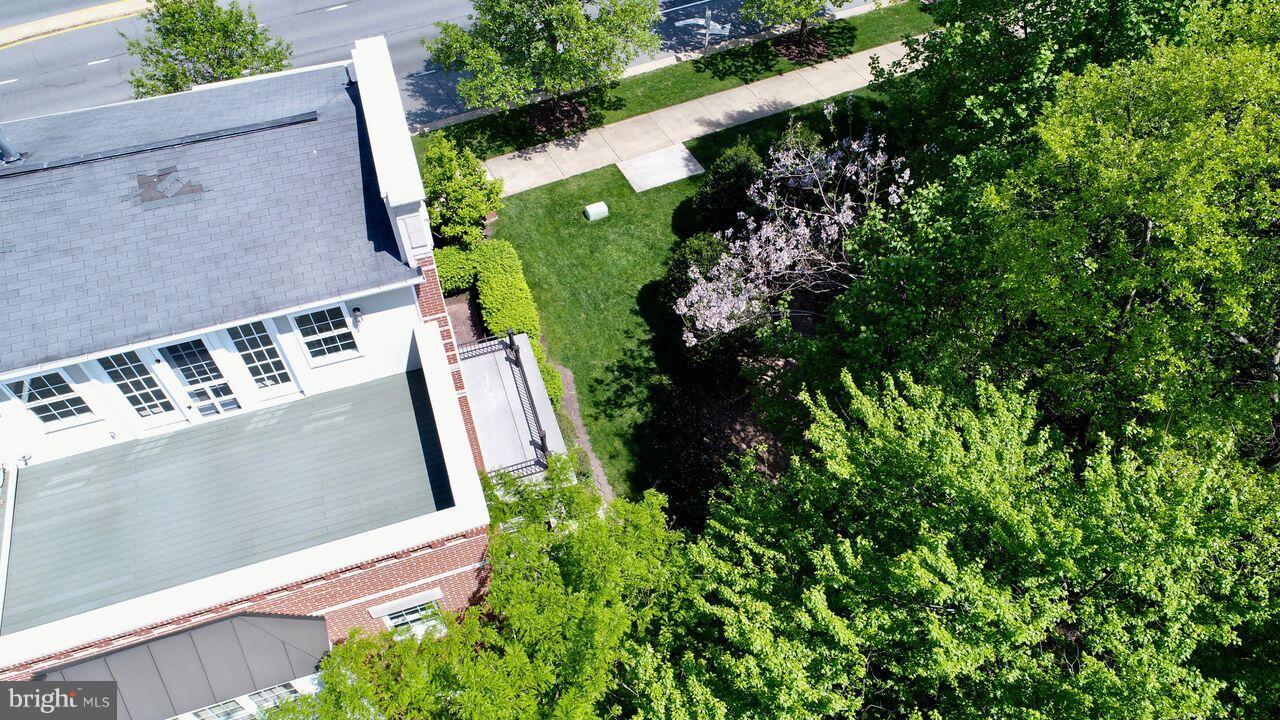 12070 Kinsley Place Reston, VA 20190 - Photo 4 of 28 Exterior (General) - View of Terrace and Side Lawn