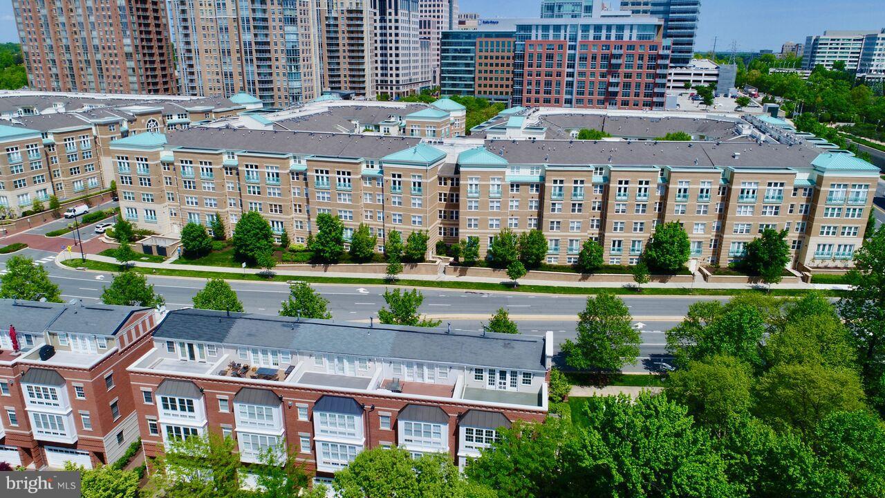 12070 Kinsley Place Reston, VA 20190 - Photo 5 of 28 LIVE SO CLOSE TO RESTON TOWN CENTER!