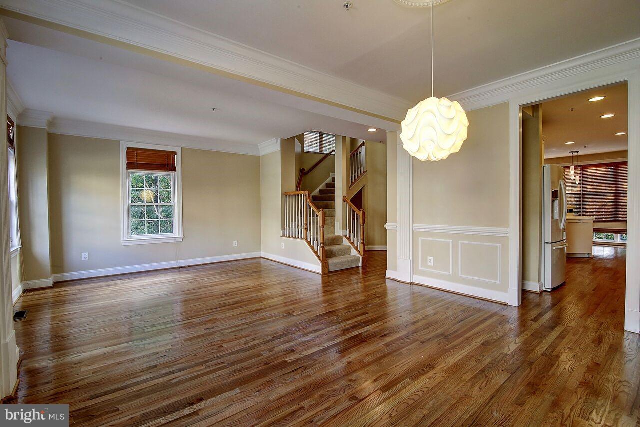 12070 Kinsley Place Reston, VA 20190 - Photo 7 of 28 Living Room