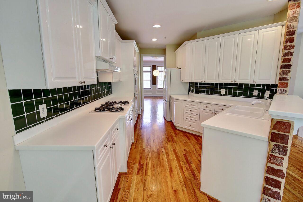 12070 Kinsley Place Reston, VA 20190 - Photo 9 of 28 Kitchen
