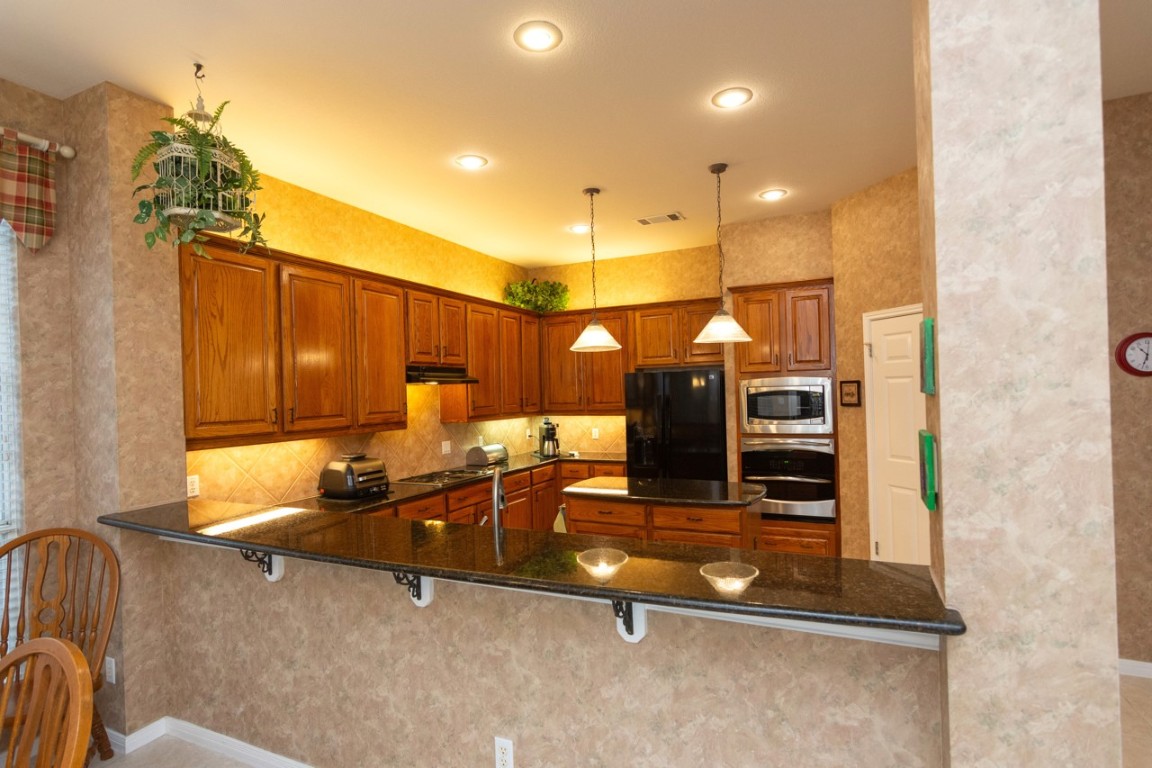 11401 Ohmfield Court Austin, TX 78739 - Photo 11 of 40 a room with gym equipment