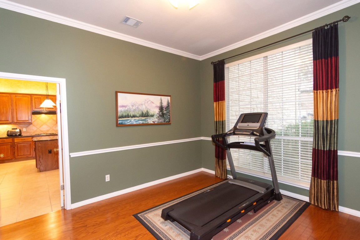 11401 Ohmfield Court Austin, TX 78739 - Photo 7 of 40 a room with lounge chair