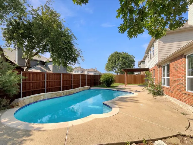 a view of a backyard space