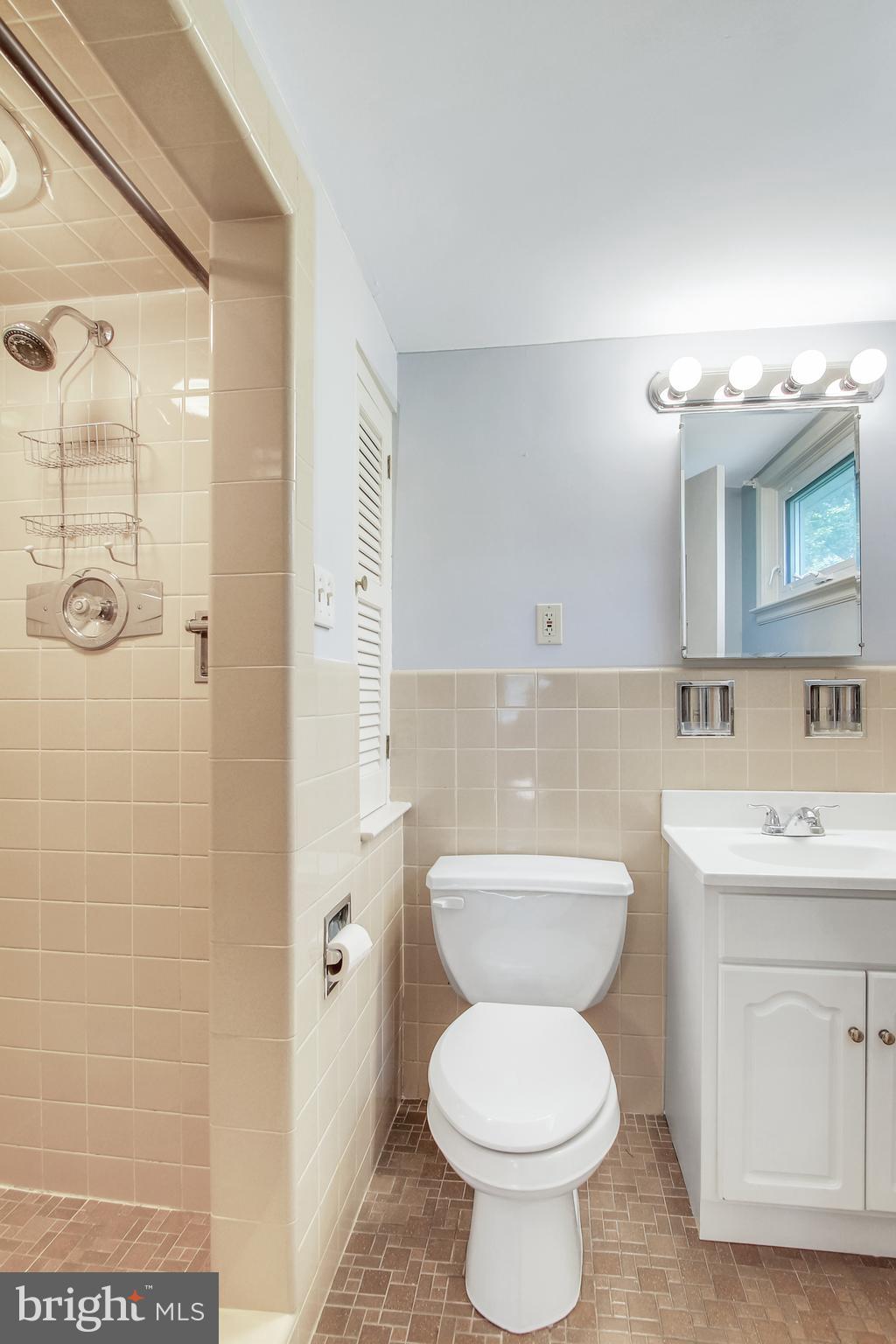 65 Cardinal Road Reading, PA 19610 - Photo 16 of 31 Master Bath