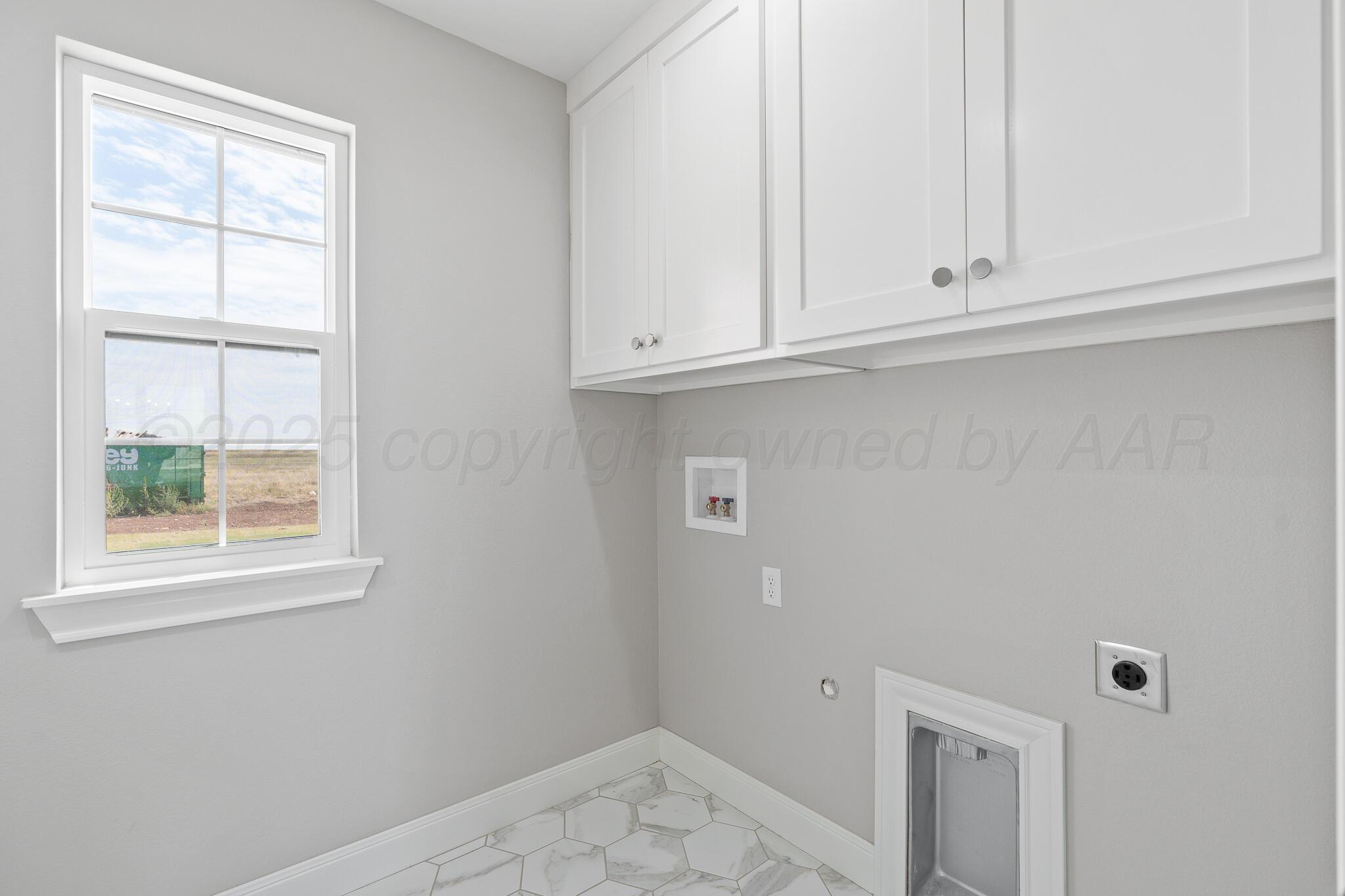 3551 Whitetail Springs Road Amarillo, TX 79119 - Photo 19 of 33 an empty room with cabinet