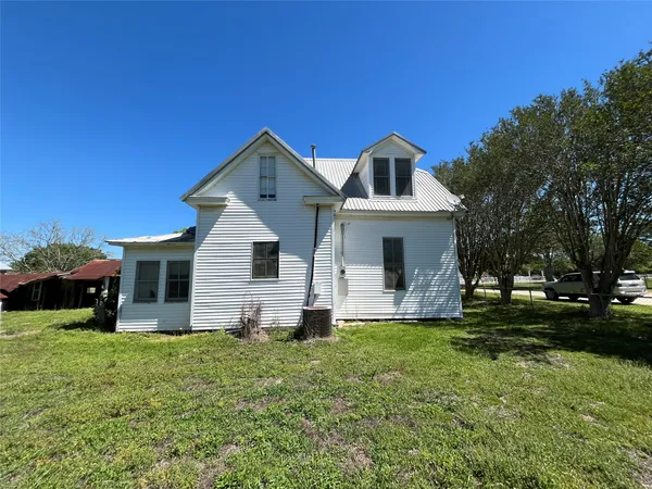 $325,000 | 223 Walnut Street, New Ulm, TX 78950