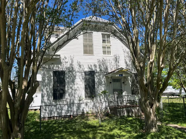 $325,000 | 223 Walnut Street, New Ulm, TX 78950