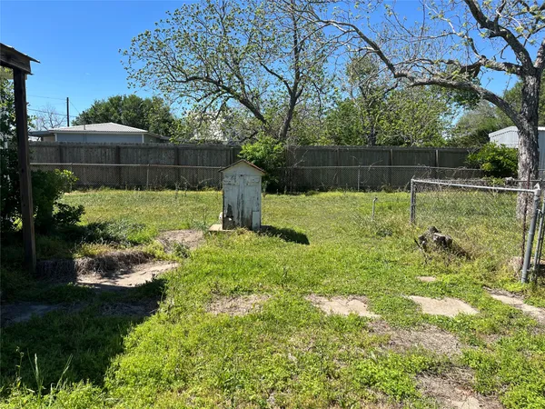 $325,000 | 223 Walnut Street, New Ulm, TX 78950