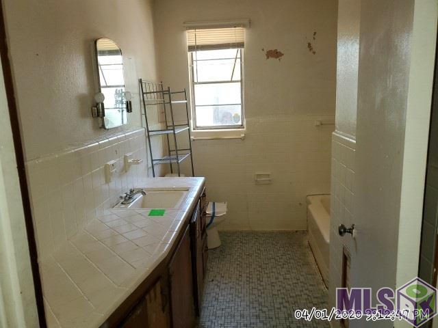 2874 Eaton Street Baton Rouge, LA 70805 - Photo 7 of 8 HALL BATH