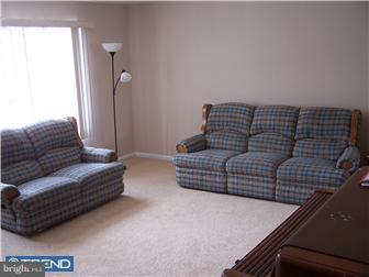 12858 Medford Road Philadelphia, PA 19154 - Photo 4 of 12 Living Room