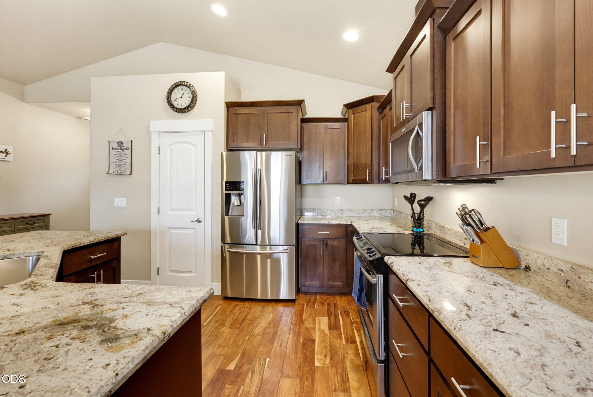 1051 Compton Way Medford, OR 97501 - Photo 6 of 29