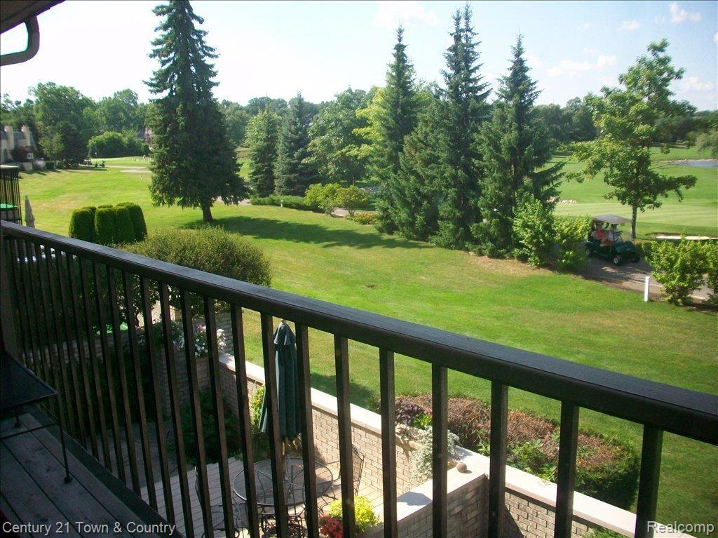 1186 Oakwood Court, Unit 48 Rochester, MI 48307 - Photo 5 of 12 1186 Oakwood 020