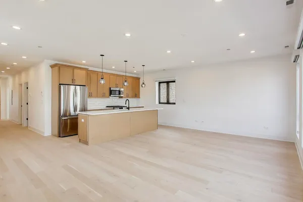 $3,700 | 1619 West Lawrence Avenue, Unit 3, Chicago, IL 60640