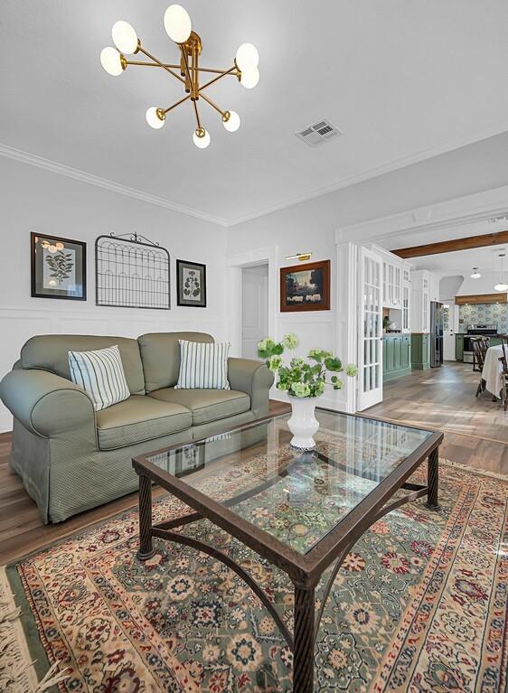 2612 Fort Avenue Waco, TX 76707 - Photo 9 of 40 a living room with furniture and a rug