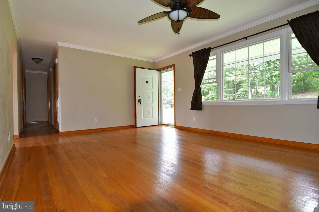 4963 Wentz Road Manchester, MD 21102 - Photo 9 of 30 Living Room
