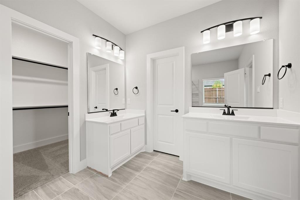 620 Red Maple Road Waxahachie, TX 75165 - Photo 17 of 40 a bathroom with a sink and a mirror