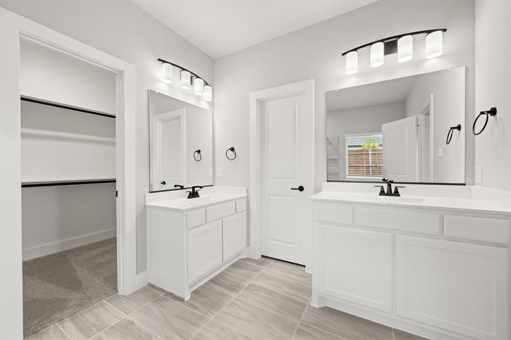 620 Red Maple Road Waxahachie, TX 75165 - Photo 30 of 40 a bathroom with a sink and a mirror