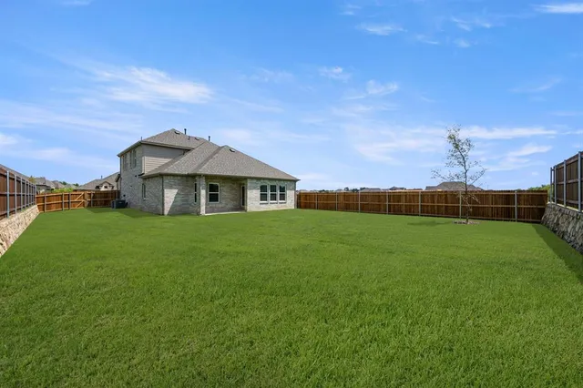 a view of front of a house with a yard
