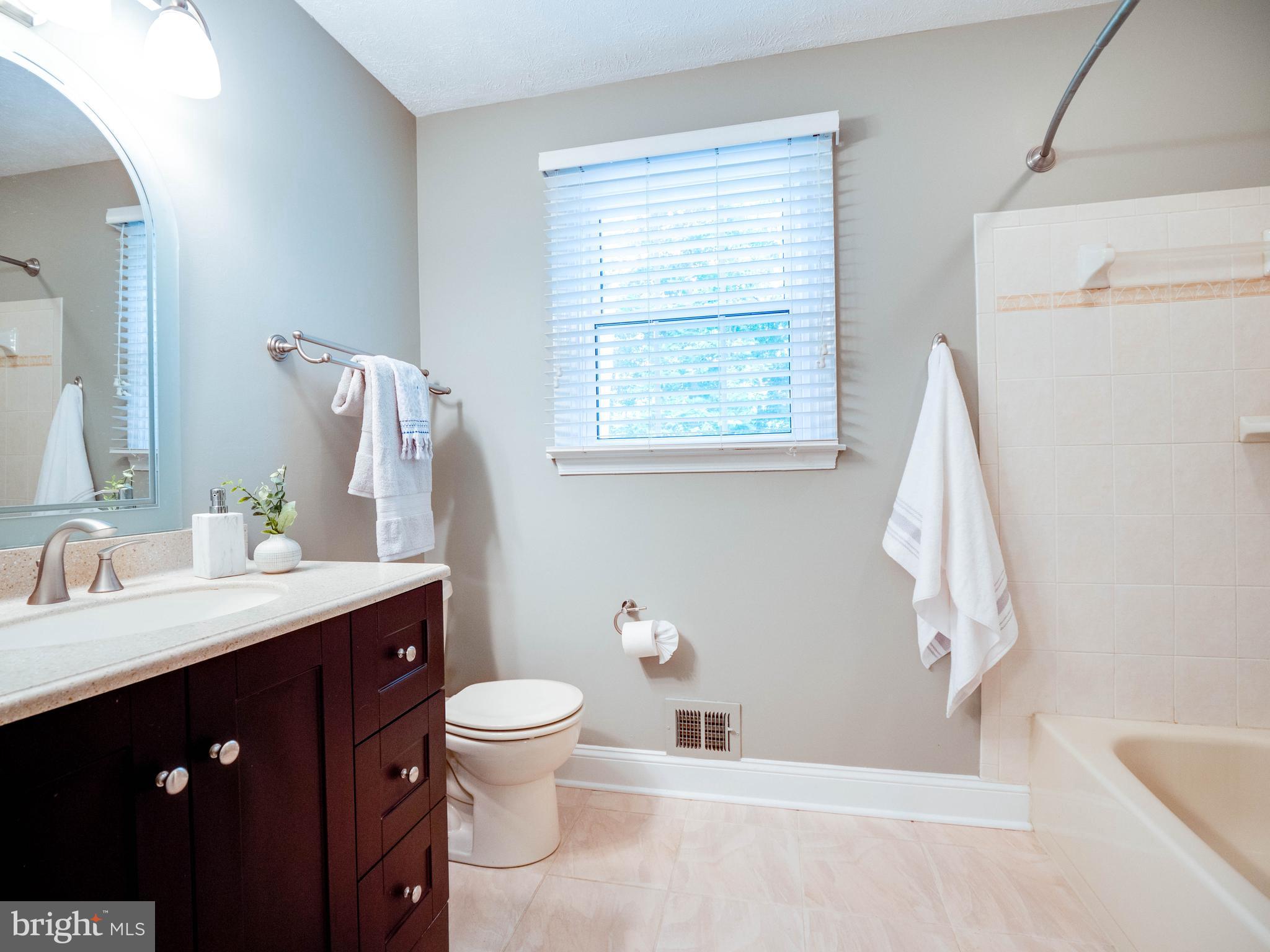 7305 Jenna Road Springfield, VA 22153 - Photo 26 of 46 Full hallway bathroom