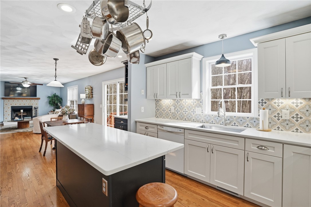 45 Gilbert Stuart Drive Warwick, RI 02818 - Photo 4 of 47