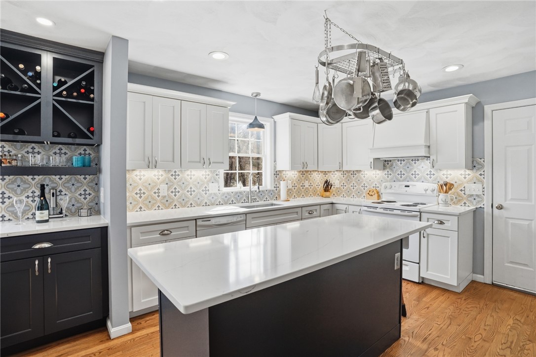 45 Gilbert Stuart Drive Warwick, RI 02818 - Photo 5 of 47