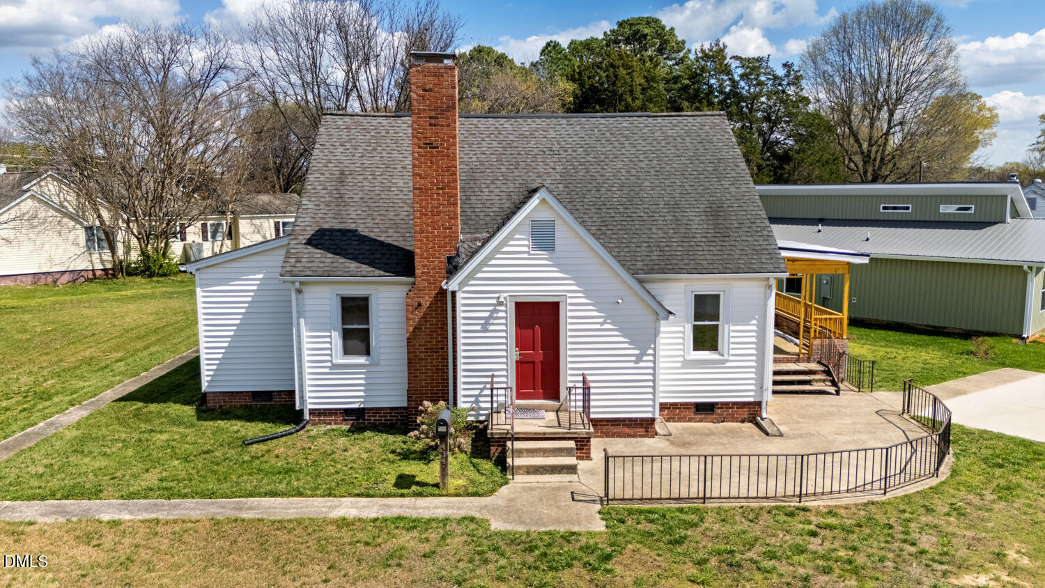 a view of a house with backyard