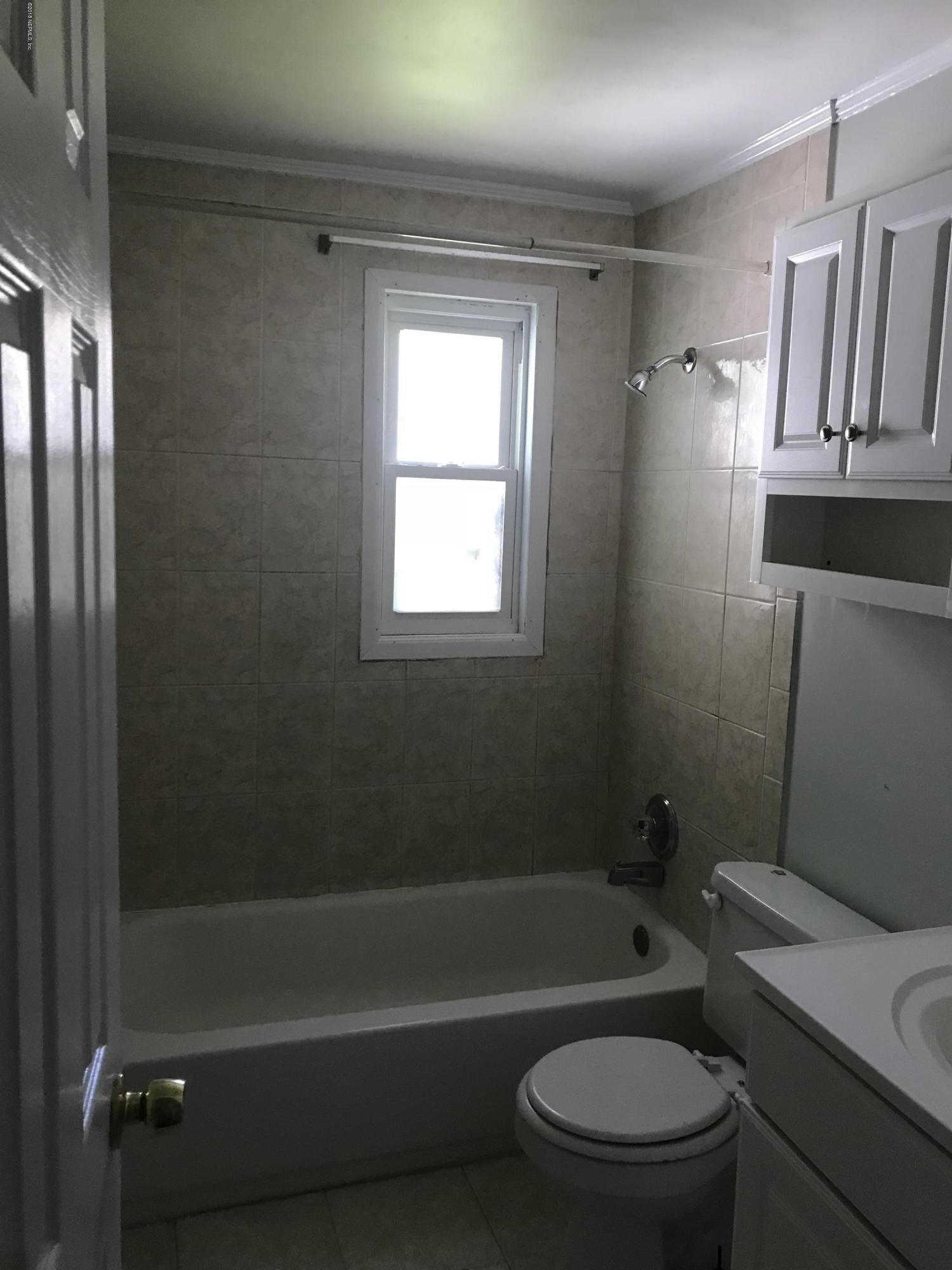 421 Skate Road Atlantic Beach, FL 32233 - Photo 8 of 18 a bathroom with a toilet a sink and bathtub