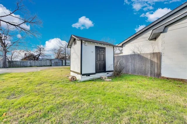 $1,350 | 412 East Avenue F, Midlothian, TX 76065