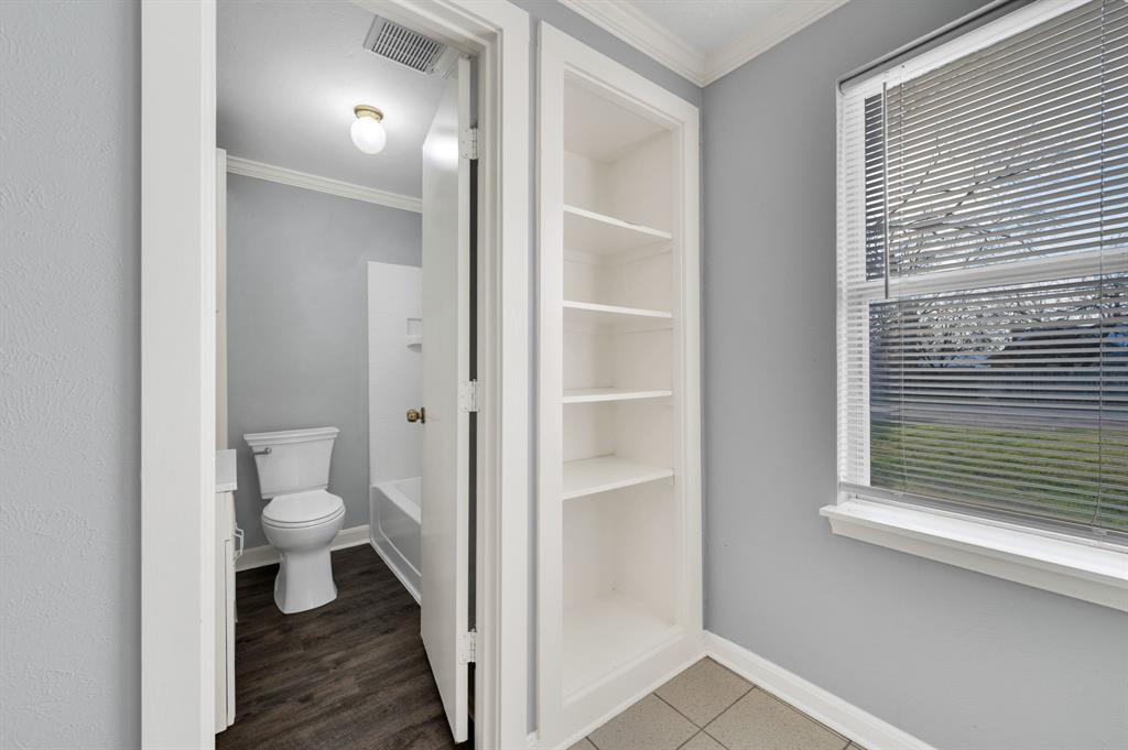412 East Avenue F Midlothian, TX 76065 - Photo 5 of 12 a bathroom with a toilet