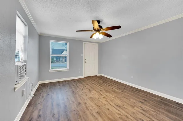 $1,350 | 412 East Avenue F, Midlothian, TX 76065