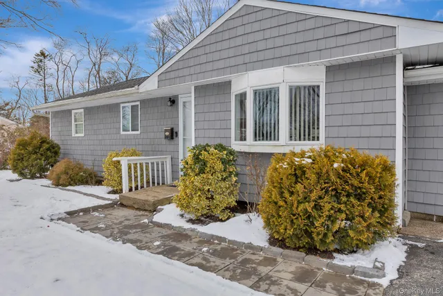 $499,000 | 2700 Falcon Avenue, Medford, NY 11763