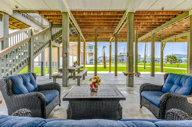 $790,000 | 950 Seadrift Drive, Crystal Beach, TX 77650