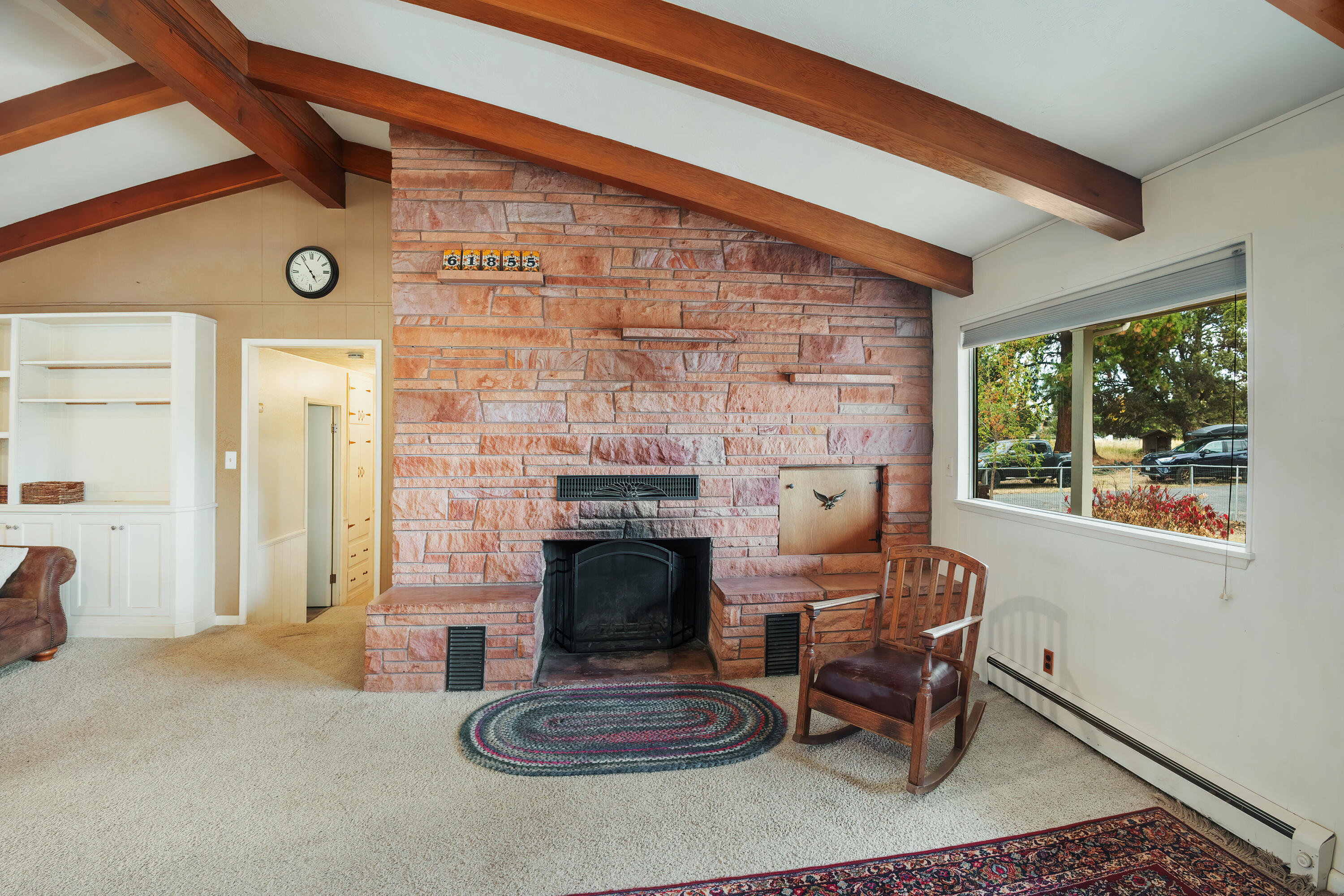 61855 Pettigrew Road Bend, OR 97702 - Photo 7 of 32 Fireplace wall