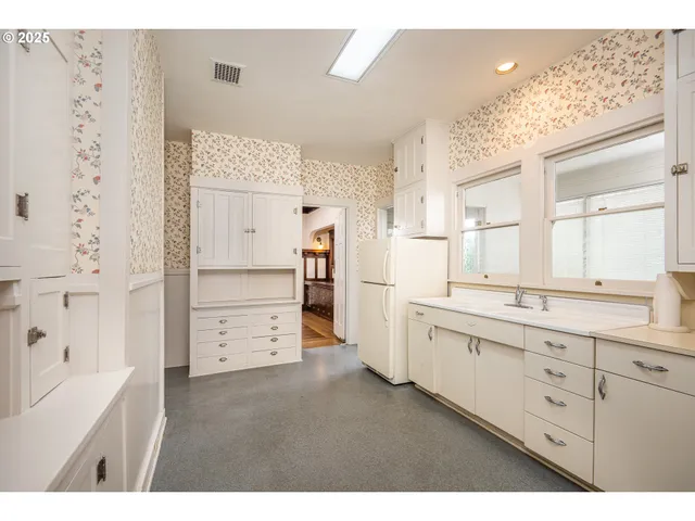 $595,000 | 990 West 7th Avenue, Eugene, OR 97402