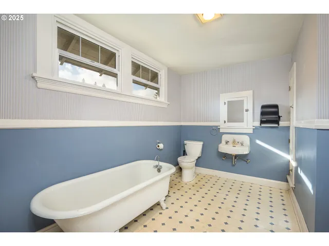 $595,000 | 990 West 7th Avenue, Eugene, OR 97402