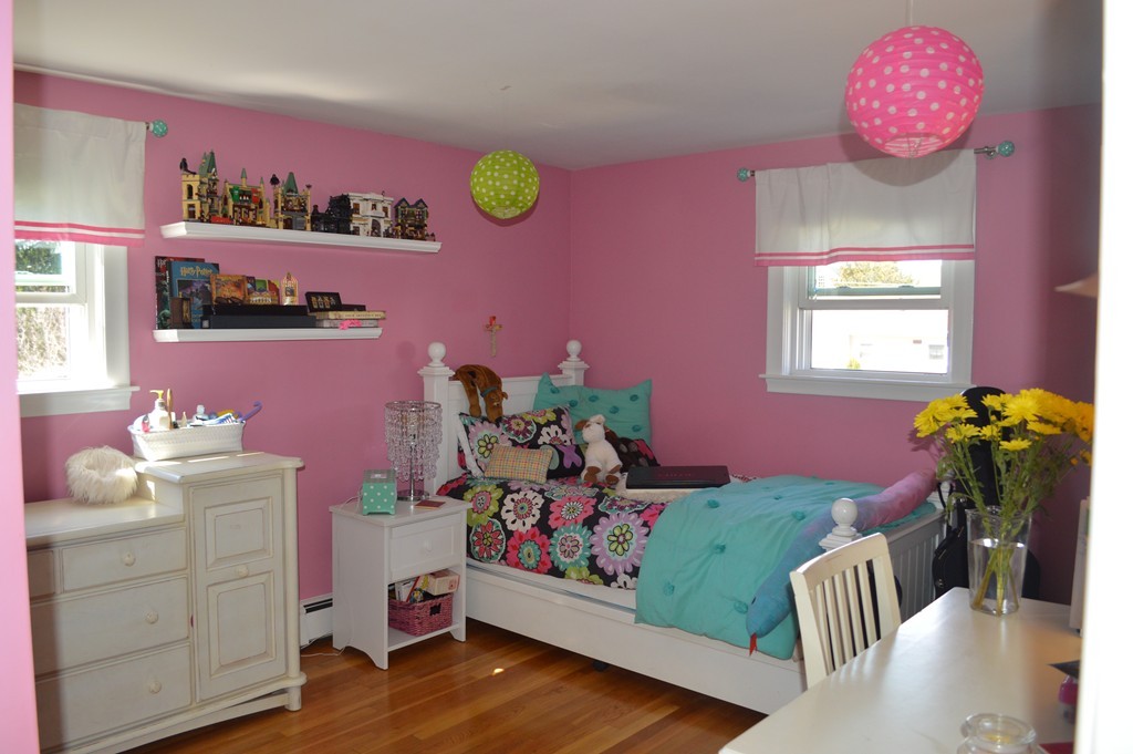 39 Miriam Road Waltham, MA 02451 - Photo 7 of 20 a living room with furniture and flowers